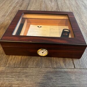 Glass-Top Cigar Humidor with Hygrometer, Cutter & Humidifier – Rich Mahogany Fin